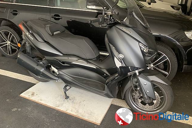 SCOOTER YAMAHA X-MAX 300 IronMax colore nero con 2000 km