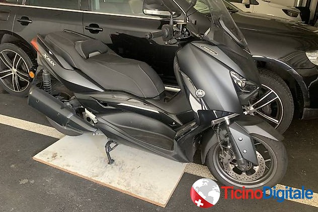 SCOOTER YAMAHA X-MAX 300 IronMax colore nero con 2000 km