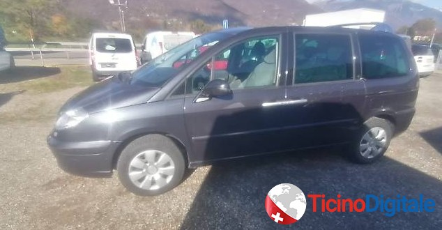Vendo Citroën C8  2.0 16V di colore grigio con 8 posti