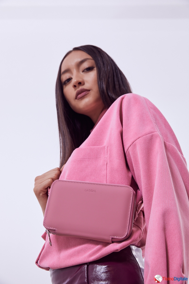 Borsa a tracolla con Powerbank integrata Rosa Ticino Digitale