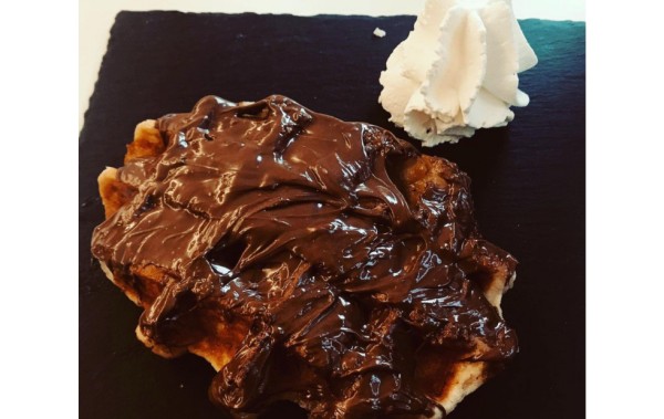 Dolce: Waffle con Nutella e frutta