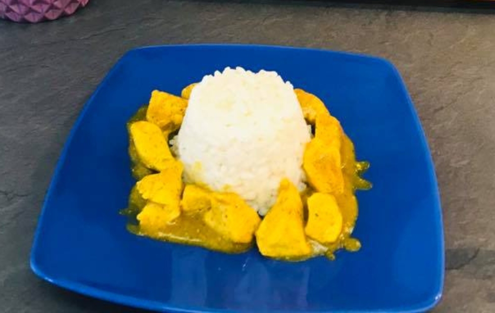 Piatto unico: Pollo al curry con riso bianco