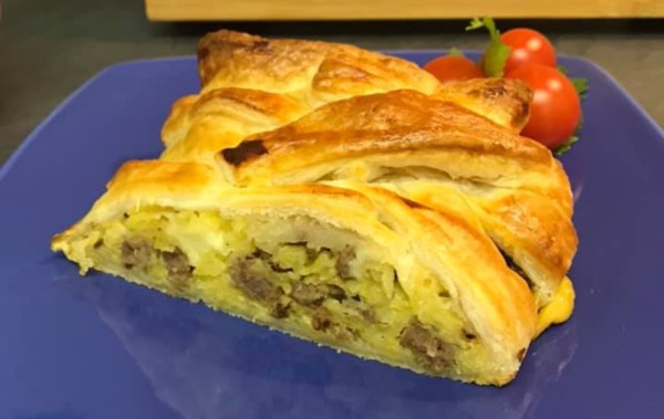 Secondo Piatto: Rustico con patate grattugiate e salsiccia