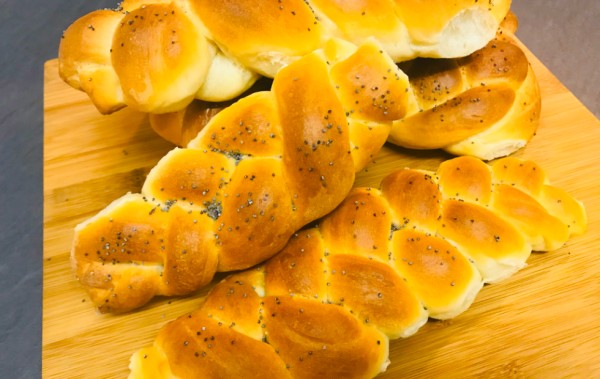 Treccine di pane al burro 
